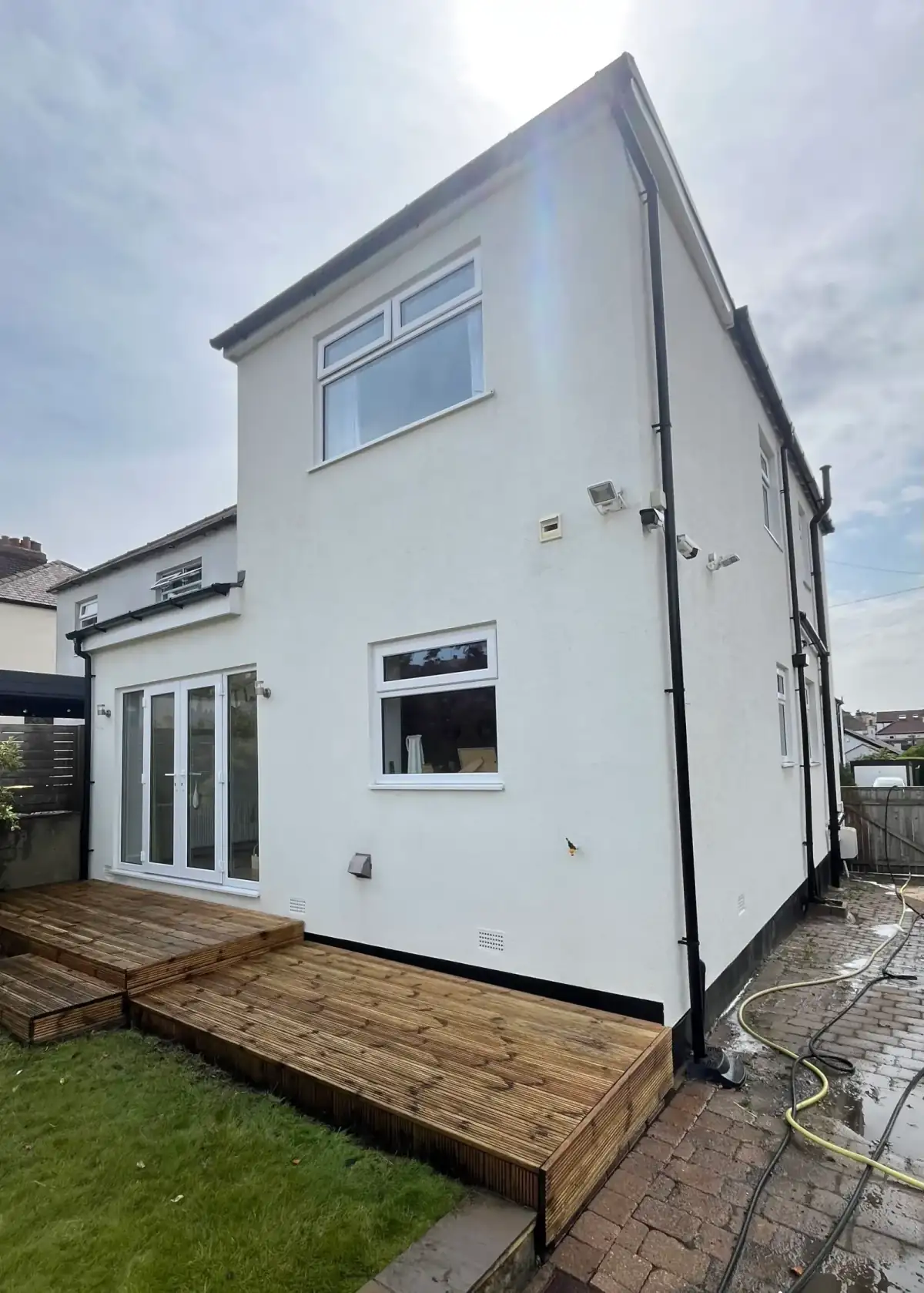 White K-Rend house wall after a soft wash clean